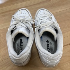 アディダススニーカーの画像