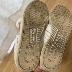 アディダススニーカーの画像
