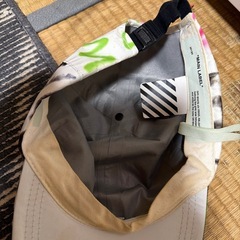 オフホワイト　キャップの画像