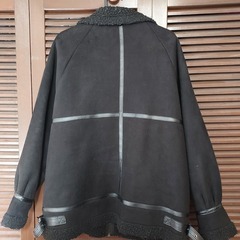 レディース黒アウター（ボア襟・スタイリッシュ）の画像