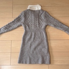 グレー ケーブル編み ミニワンピース ニットワンピース 背中まで可愛いの画像