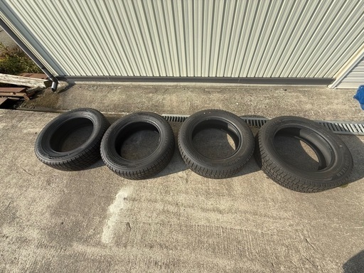 グッドイヤー　ナビ8 
冬タイヤ　205/60Ｒ16