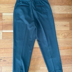 レディース　秋冬向き　スラックス　ユニクロ　タックアンクルパンツの画像