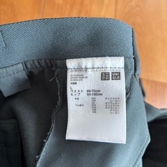 レディース　秋冬向き　スラックス　ユニクロ　タックアンクルパンツの画像