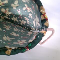 【ハンドメイド】クリスマス柄きんちゃく（深緑）の画像