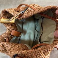 籐の様な編み込みのバックの画像