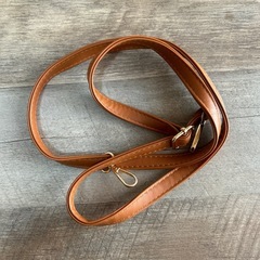 籐の様な編み込みのバックの画像