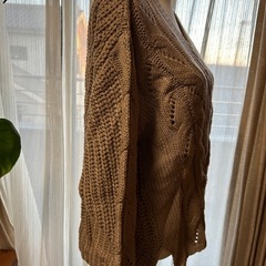 ベージュ ケーブル編み Vネックニット　ロペピクニックの画像