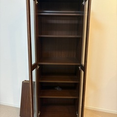 扉付き本棚の画像