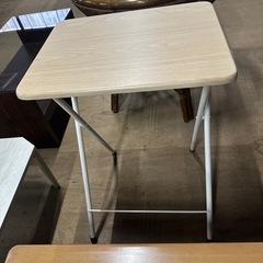 折りたたみ式テーブルの画像