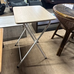 折りたたみ式テーブルの画像