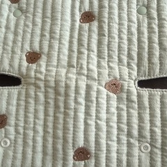 開封のみ!! くま刺繍 キルティング 抱っこひもよだれカバーの画像