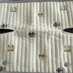 開封のみ!! 抱っこ紐 よだれカバー キルティング 電車柄の画像