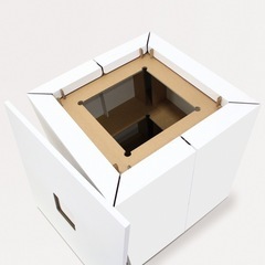 白の展示台の画像