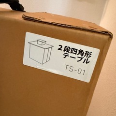 白の展示台の画像