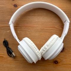 差し上げます　ヘッドフォン　白イヤホンの画像