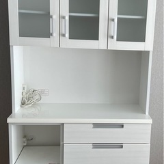 ニトリ　ホワイト 食器棚 ガラス扉付きの画像