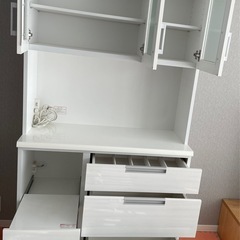 ニトリ　ホワイト 食器棚 ガラス扉付きの画像