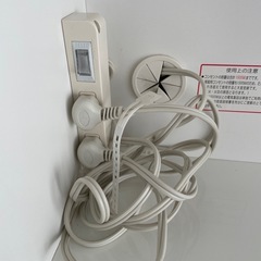 ニトリ　ホワイト 食器棚 ガラス扉付きの画像