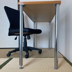 机と椅子のセットの画像