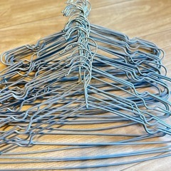 期限今年まで！滑らないハンガー33本まとめ売りの画像