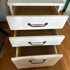 白の3段引き出しキャビネット。の画像