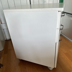 白の3段引き出しキャビネット。の画像