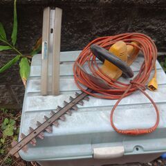 電動バリカン式垣根などの枝切り用ヘッジトリマの画像