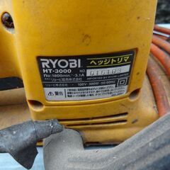 電動バリカン式垣根などの枝切り用ヘッジトリマの画像