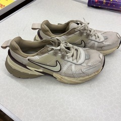Nike ランニングシューズ ホワイト/ベージュ25㎝の画像