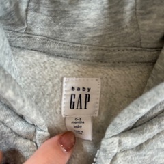 GAP グレー くまフード足付きロンパース0〜3ヶ月の画像