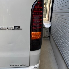 200系 ハイエース スモークテール テールランプ LEDの画像