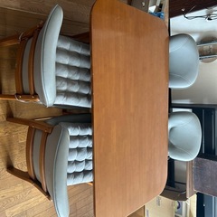 ダイニングテーブルの画像