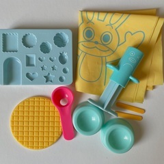 おもちゃや工作用品まとめ売りの画像