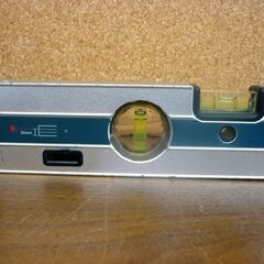 ☆BOSH デジタルレベル GIM60L デジタル水平器 ボッシュ マグネット式 全長620mm 電池式 レーザー光 非接触計測 水平計測 垂直計測 札幌市 豊平区 平岸店の画像