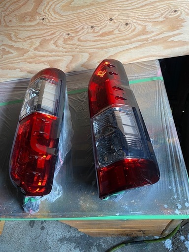 テールランプなどの塗装します