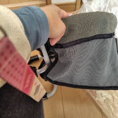 子供用のテーブルにつける椅子の画像