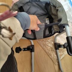 子供用のテーブルにつける椅子の画像