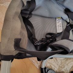 子供用のテーブルにつける椅子の画像