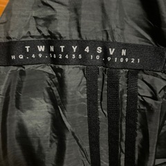 adidas ウィンドブレーカーの画像