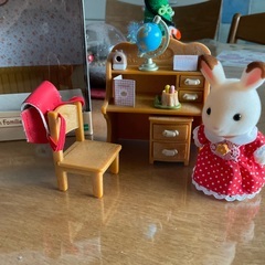 シルバニアファミリー ショコラウサギの女の子、家具セットの画像