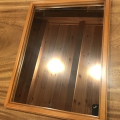 鏡　壁掛け、洗面所に置いたり出来るタイプです。　サイズ約縦40センチx横30センチ　　中古美品の画像