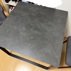 ダイニングテーブルの画像