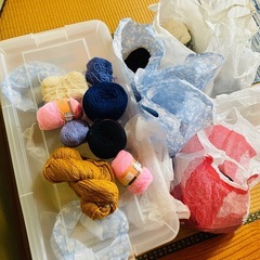 大量の毛糸玉、束各30円〜（透明ケース1箱分）の画像