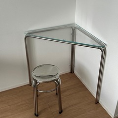 三角ガラステーブルの画像