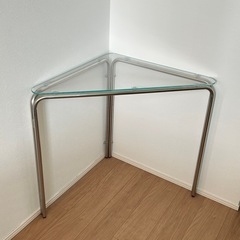 三角ガラステーブルの画像