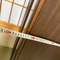 ガラス戸のアンティーク飾り棚の画像