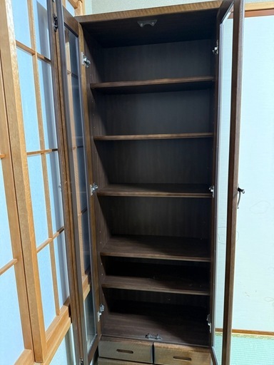 ガラス戸のアンティーク飾り棚 (NYON) 守谷の収納家具《棚、シェルフ