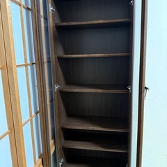 ガラス戸のアンティーク飾り棚の画像