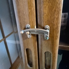 ガラス戸のアンティーク飾り棚の画像